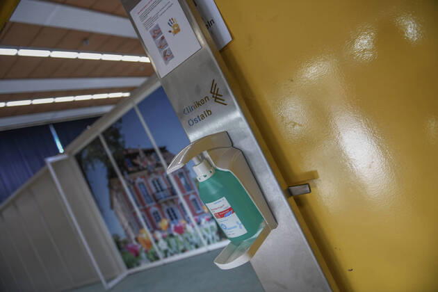 Notfallzentrum und Fieberambulanz für Corona-Patienten, Landrat Klaus Pavel nimmt am 17.04.2020 die Eröffnung der Fieberambulanz und den parallel erfolgten Umbau der Großsporthalle Schwäbisch Gmünd zu einem Ärztlichen Notfallzentrum vor. Das Ärztliche Notfallzentrum des Landkreises ist - wie auch das Aalener Notfallzentrum - in das Corona-Netzwerk des Ostalbkreises eingebunden. In der Großsporthalle Schwäbisch Gmünd werden bei einer möglichen Vollbelegung bis zu 125 Betten untergebracht werden. Schwäbisch Gmünd Baden-Württemberg Deutschland Schwäbisch Gmünd