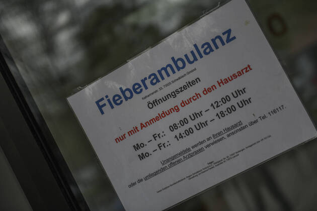 Notfallzentrum und Fieberambulanz für Corona-Patienten, Landrat Klaus Pavel nimmt am 17.04.2020 die Eröffnung der Fieberambulanz und den parallel erfolgten Umbau der Großsporthalle Schwäbisch Gmünd zu einem Ärztlichen Notfallzentrum vor. Das Ärztliche Notfallzentrum des Landkreises ist - wie auch das Aalener Notfallzentrum - in das Corona-Netzwerk des Ostalbkreises eingebunden. In der Großsporthalle Schwäbisch Gmünd werden bei einer möglichen Vollbelegung bis zu 125 Betten untergebracht werden. Schwäbisch Gmünd Baden-Württemberg Deutschland Schwäbisch Gmünd