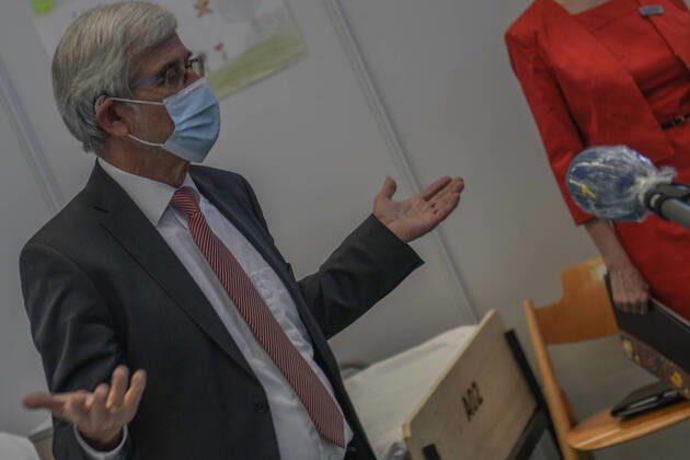 Notfallzentrum und Fieberambulanz für Corona-Patienten, Landrat Klaus Pavel nimmt am 17.04.2020 die Eröffnung der Fieberambulanz und den parallel erfolgten Umbau der Großsporthalle Schwäbisch Gmünd zu einem Ärztlichen Notfallzentrum vor. Das Ärztliche Notfallzentrum des Landkreises ist - wie auch das Aalener Notfallzentrum - in das Corona-Netzwerk des Ostalbkreises eingebunden. In der Großsporthalle Schwäbisch Gmünd werden bei einer möglichen Vollbelegung bis zu 125 Betten untergebracht werden. Schwäbisch Gmünd Baden-Württemberg Deutschland Schwäbisch Gmünd
