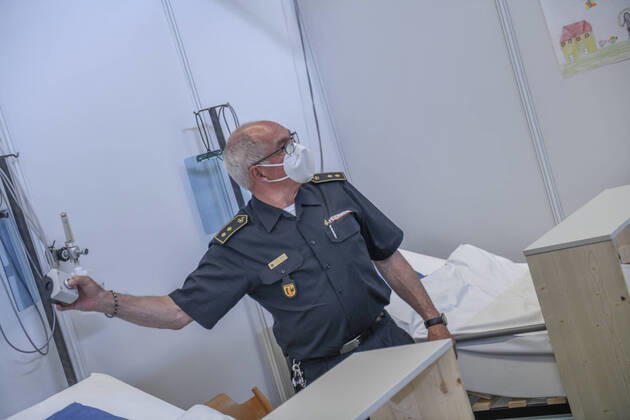 Notfallzentrum und Fieberambulanz für Corona-Patienten, Landrat Klaus Pavel nimmt am 17.04.2020 die Eröffnung der Fieberambulanz und den parallel erfolgten Umbau der Großsporthalle Schwäbisch Gmünd zu einem Ärztlichen Notfallzentrum vor. Das Ärztliche Notfallzentrum des Landkreises ist - wie auch das Aalener Notfallzentrum - in das Corona-Netzwerk des Ostalbkreises eingebunden. In der Großsporthalle Schwäbisch Gmünd werden bei einer möglichen Vollbelegung bis zu 125 Betten untergebracht werden. Schwäbisch Gmünd Baden-Württemberg Deutschland Schwäbisch Gmünd