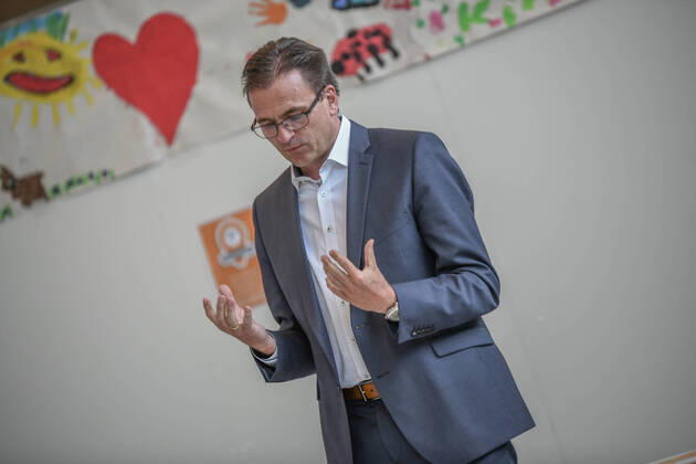 Notfallzentrum und Fieberambulanz für Corona-Patienten, Landrat Klaus Pavel nimmt am 17.04.2020 die Eröffnung der Fieberambulanz und den parallel erfolgten Umbau der Großsporthalle Schwäbisch Gmünd zu einem Ärztlichen Notfallzentrum vor. Das Ärztliche Notfallzentrum des Landkreises ist - wie auch das Aalener Notfallzentrum - in das Corona-Netzwerk des Ostalbkreises eingebunden. In der Großsporthalle Schwäbisch Gmünd werden bei einer möglichen Vollbelegung bis zu 125 Betten untergebracht werden. Schwäbisch Gmünd Baden-Württemberg Deutschland Schwäbisch Gmünd