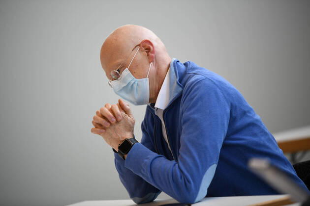 Notfallzentrum und Fieberambulanz für Corona-Patienten, Landrat Klaus Pavel nimmt am 17.04.2020 die Eröffnung der Fieberambulanz und den parallel erfolgten Umbau der Großsporthalle Schwäbisch Gmünd zu einem Ärztlichen Notfallzentrum vor. Das Ärztliche Notfallzentrum des Landkreises ist - wie auch das Aalener Notfallzentrum - in das Corona-Netzwerk des Ostalbkreises eingebunden. In der Großsporthalle Schwäbisch Gmünd werden bei einer möglichen Vollbelegung bis zu 125 Betten untergebracht werden. Schwäbisch Gmünd Baden-Württemberg Deutschland Schwäbisch Gmünd