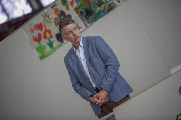 Notfallzentrum und Fieberambulanz für Corona-Patienten, Landrat Klaus Pavel nimmt am 17.04.2020 die Eröffnung der Fieberambulanz und den parallel erfolgten Umbau der Großsporthalle Schwäbisch Gmünd zu einem Ärztlichen Notfallzentrum vor. Das Ärztliche Notfallzentrum des Landkreises ist - wie auch das Aalener Notfallzentrum - in das Corona-Netzwerk des Ostalbkreises eingebunden. In der Großsporthalle Schwäbisch Gmünd werden bei einer möglichen Vollbelegung bis zu 125 Betten untergebracht werden. Schwäbisch Gmünd Baden-Württemberg Deutschland Schwäbisch Gmünd