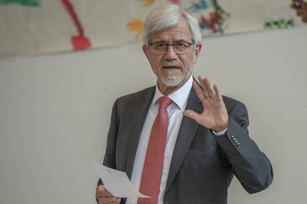 Notfallzentrum und Fieberambulanz für Corona-Patienten, Landrat Klaus Pavel nimmt am 17.04.2020 die Eröffnung der Fieberambulanz und den parallel erfolgten Umbau der Großsporthalle Schwäbisch Gmünd zu einem Ärztlichen Notfallzentrum vor. Das Ärztliche Notfallzentrum des Landkreises ist - wie auch das Aalener Notfallzentrum - in das Corona-Netzwerk des Ostalbkreises eingebunden. In der Großsporthalle Schwäbisch Gmünd werden bei einer möglichen Vollbelegung bis zu 125 Betten untergebracht werden. Schwäbisch Gmünd Baden-Württemberg Deutschland Schwäbisch Gmünd