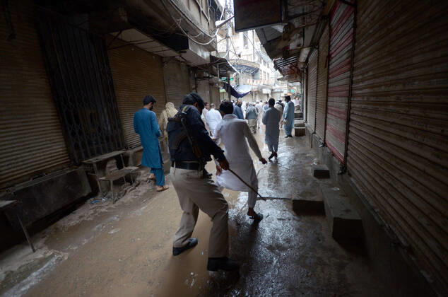 Pakistan: Police arrest people during lockdown Police arrest people during lockdown against government measures to stop the spread of corona virus. Peshawar khyber pakhtunkhwa Pakistan Copyright: HussainxAli