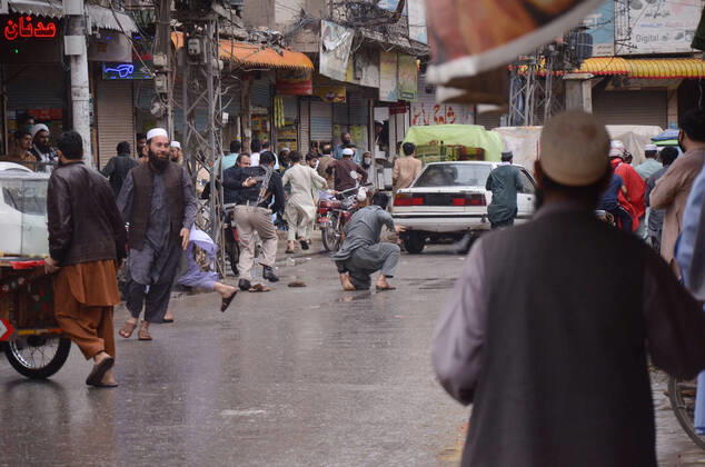 Pakistan: Police arrest people during lockdown Police arrest people during lockdown against government measures to stop the spread of corona virus. Peshawar khyber pakhtunkhwa Pakistan Copyright: HussainxAli