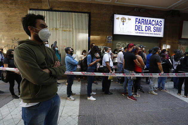 Santiago April 17, 2020 Agglomeration of people in Notarys office of the center for processing of settlements, rentals, banking and many others Only a few notaries are working during the coronavirus pandemic Marcelo Hernandez Aton Chile, Santiago Chile Aton 412596  Copyright: MARCELOxHERNANDEZ ATONxCHILE