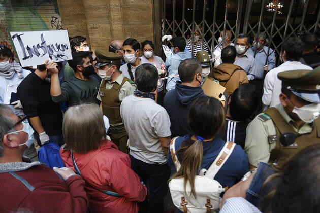 Santiago April 17, 2020 Agglomeration of people in Notarys office of the center for processing of settlements, rentals, banking and many others Only a few notaries are working during the coronavirus pandemic Marcelo Hernandez Aton Chile, Santiago Chile Aton 412600  Copyright: MARCELOxHERNANDEZ ATONxCHILE