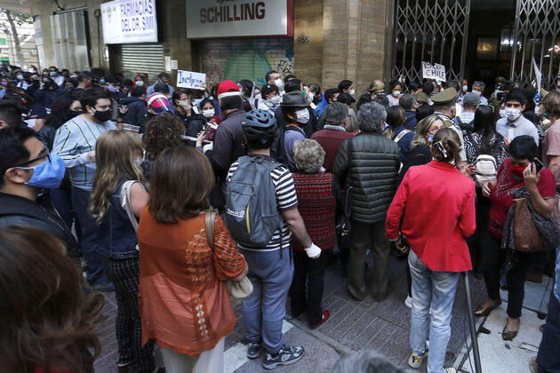 Santiago April 17, 2020 Agglomeration of people in Notarys office of the center for processing of settlements, rentals, banking and many others Only a few notaries are working during the coronavirus pandemic Marcelo Hernandez Aton Chile, Santiago Chile Aton 412607  Copyright: MARCELOxHERNANDEZ ATONxCHILE