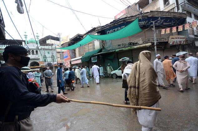 Pakistan: Police arrest people during lockdown Police arrest people during lockdown against government measures to stop the spread of corona virus. Peshawar khyber pakhtunkhwa Pakistan Copyright: HussainxAli