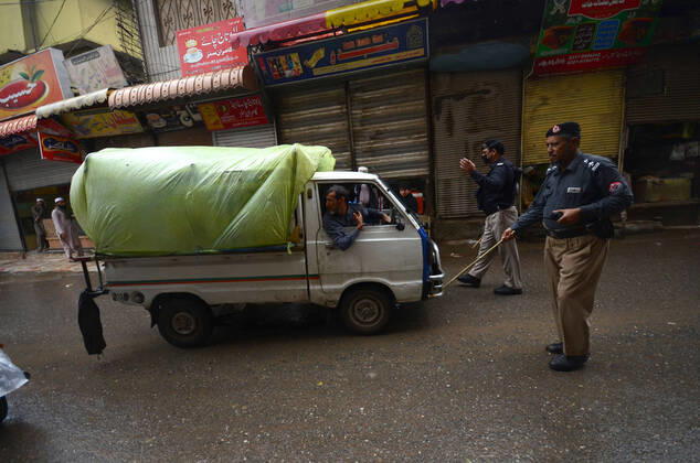 Pakistan: Police arrest people during lockdown Police arrest people during lockdown against government measures to stop the spread of corona virus. Peshawar khyber pakhtunkhwa Pakistan Copyright: HussainxAli