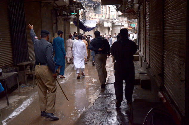 Pakistan: Police arrest people during lockdown Police arrest people during lockdown against government measures to stop the spread of corona virus. Peshawar khyber pakhtunkhwa Pakistan Copyright: HussainxAli