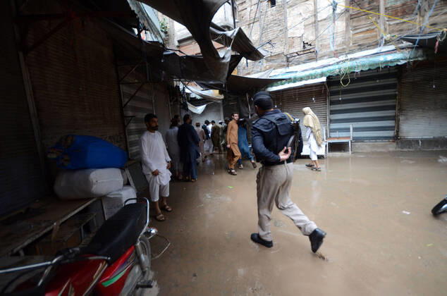 Pakistan: Police arrest people during lockdown Police arrest people during lockdown against government measures to stop the spread of corona virus. Peshawar khyber pakhtunkhwa Pakistan Copyright: HussainxAli