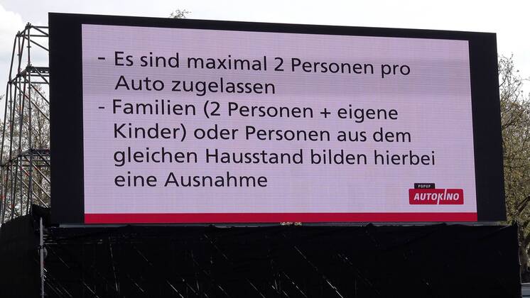 CORONA: Großveranstaltung geht nicht...? Autokino auf der Theresienwiese (Festplatz) in Heilbronn geht mit Hygieneregeln - 1. Autokino auf Festplatz durch Minister Strobel mit eröffnet Das 1. Autokino auf einem Festplatz wurde innerhalb kürzester Zeit in Heilbronn auf dem Festplatz (Therersienwiese) eröffnet. Innenminister Thomas Strobel dessen Heimatstadt Heilbronn ist, eröffnet zusammen mit dem Oberbürgermeister Harry Merkel das 1. Heilbronner Autokino. Da die Theresienwiese (Festplatz) in Heilbronn nun für längere Zeit für Großveranstaltungen gesperrt ist, hat man nun die Möglichkeit ein Autokino anzubieten, ganz unter der Einhaltung der Corona Verhaltens- und Abstandsregeln. Innerhalb einer Woche hat der Veranstalter zusammen mit der Stadt und mit Unterstützung des Innenministers was eine UKW Frequenz für Radio angeht, dieses Autokino Copyright: 7aktuell.dex xAlexanderxHald