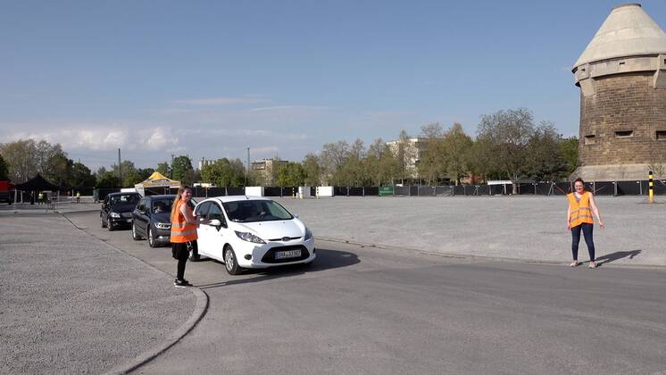 CORONA: Großveranstaltung geht nicht...? Autokino auf der Theresienwiese (Festplatz) in Heilbronn geht mit Hygieneregeln - 1. Autokino auf Festplatz durch Minister Strobel mit eröffnet Das 1. Autokino auf einem Festplatz wurde innerhalb kürzester Zeit in Heilbronn auf dem Festplatz (Therersienwiese) eröffnet. Innenminister Thomas Strobel dessen Heimatstadt Heilbronn ist, eröffnet zusammen mit dem Oberbürgermeister Harry Merkel das 1. Heilbronner Autokino. Da die Theresienwiese (Festplatz) in Heilbronn nun für längere Zeit für Großveranstaltungen gesperrt ist, hat man nun die Möglichkeit ein Autokino anzubieten, ganz unter der Einhaltung der Corona Verhaltens- und Abstandsregeln. Innerhalb einer Woche hat der Veranstalter zusammen mit der Stadt und mit Unterstützung des Innenministers was eine UKW Frequenz für Radio angeht, dieses Autokino Copyright: 7aktuell.dex xAlexanderxHald