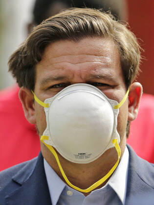 News Bilder des Tages April 17, 2020, Fort Lauderdale, FL, USA: Florida Gov. Ron DeSantis wears a protective mask during a press conference at the Urban League of Broward County to announce that Florida s first two walk-through coronavirus testing sites will be opening in Broward County as the Novel Coronavirus pandemic continues on Friday, April 17, 2020 in Fort Lauderdale, Fla. The sites will open for testing on Saturday and will start with 200 tests per day, Gov. DeSantis said. Fort Lauderdale USA - ZUMAm67_ 20200417_zaf_m67_022 Copyright: xDavidxSantiagox