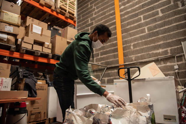 Un benevole de l association les restos du coeur - a volonteer of the french NGO les restos du coeur NEWS : Distribution de repas par les restaurants du coeur - Nantes - 17 04 2020 ManuelMagrez Panoramic 