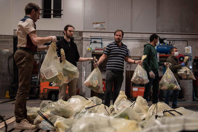 Un benevole de l association les restos du coeur preparant la distribution - a volonteer of the french NGO les restos du coeur NEWS : Distribution de repas par les restaurants du coeur - Nantes - 17 04 2020 ManuelMagrez Panoramic 