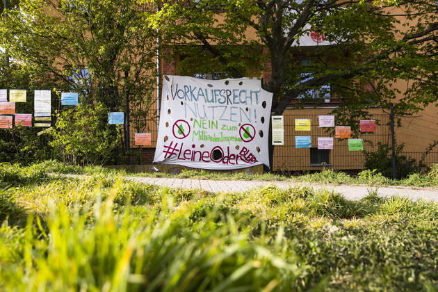 Proestplakat mit Schrift Vorkaufsrecht Nutzen, Nein zum Milliardenimperium auf dem Zaum eines Hauses, die von Investoren aus Luxemburg gekauft wurde, in Berlin am 17. April 2020. Coronavirus in Berlin