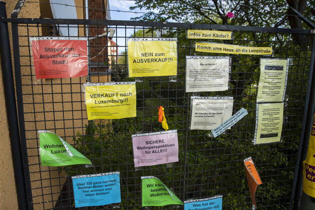 Proestplakate auf dem Zaum eines Hauses, die von Investoren aus Luxemburg gekauft wurde, in Berlin am 17. April 2020. Coronavirus in Berlin