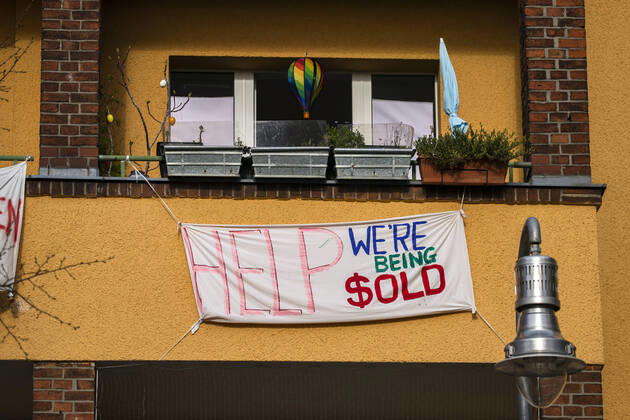 Banner mit dem Schrift Help, we are being $old in Berlin am 17. April 2020. Coronavirus in Berlin