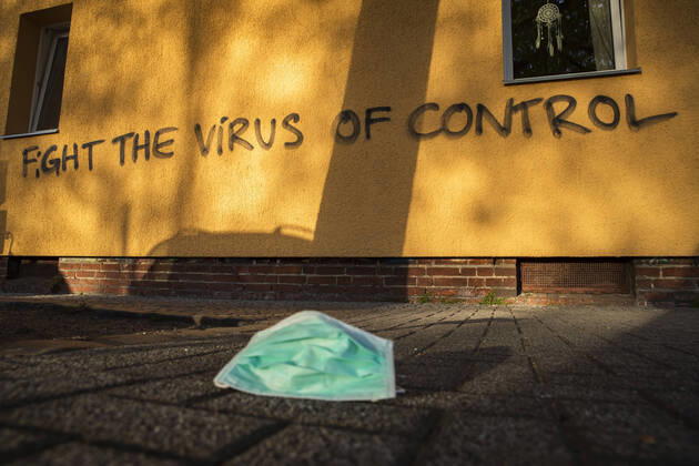 News Bilder des Tages Ein Grafitti mit dem Schrift Fight the virus of control in Berlin am 17. April 2020. Um die Verbreitung des Coronavirus (SARS-CoV-2) zu verlangsamen beschlossen Bund und Laender weitere Restriktionen. Nachdem Museen, Theatern, Sportveranstaltungen usw verboten wurden sind seit einigen Tagen weitere verschaerfte Massnahmen in Kraft getreten wie z.B. Verbot von Versammlungen in der Oeffentlichkeit mit mehr als zwei Personen, Einhaltung von Mindestabstand zwischen Personen und Schliessung von Gastronomiebetrieben mit Ausnahme von Abholung und Lieferung. Es wird diskutiert ob die Nutzung und Auswertung oder gar die Kontrolle der Handydaten zur Eindaemmung der Verbreitung der Virus mit der Verfassung und den Respekt der Grundrechte sei. Coronavirus in Berlin