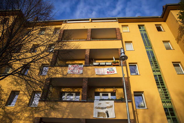 Banner mit dem Schrift Wir bleiben alle und Help, we are being $old in Berlin am 17. April 2020. Coronavirus in Berlin