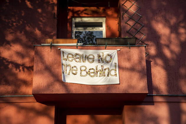 Ein Banner mit dem Schrift Leave no one Behind in Berlin am 17. April 2020. Coronavirus in Berlin