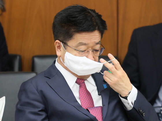 April 17, 2020, Tokyo, Japan - Japanese Health, Labour and Welfare Minister Katsunobu Kato wears a face mask after he drank water at Lower House s health, labour and welfare committee session at the National Diet in Tokyo on Friday, April 17, 2020. Abe expanded a state of emergency across Japan to prevent outbreak of the new coronavirus on April 17.  (125461138)