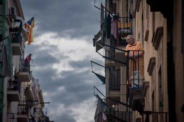 April 17, 2020, Barcelona, Catalonia, Spain: At the maritime district of La Barceloneta in Barcelona an elderly woman looks over as neighbours play bingo from balconies. Spanish Health Ministry calculates a new rise in daily coronavirus fatalities, with 585 registered deaths. Barcelona Spain - ZUMAb137 20200417_zap_b137_005 Copyright: xJordixBoixareux