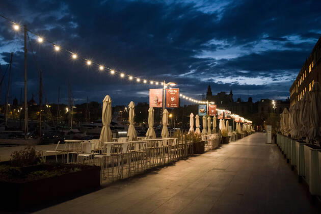 April 17, 2020, Barcelona, Catalonia, Spain: The terrace of a restaurant appears closed and empty in a nightlife area in Barcelona. Spanish Health Ministry calculates a new rise in daily coronavirus fatalities, with 585 registered deaths. Barcelona Spain - ZUMAb137 20200417_zap_b137_003 Copyright: xJordixBoixareux
