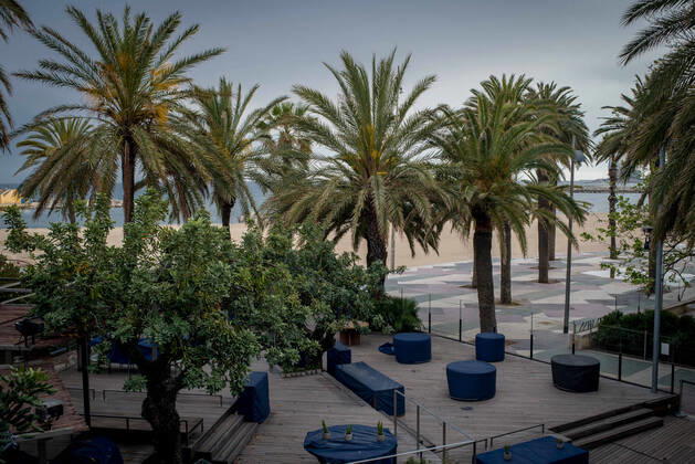 April 17, 2020, Barcelona, Catalonia, Spain: The terrace of a disco bar appears closed and empty in a nightlife area of Barcelona. Spanish Health Ministry calculates a new rise in daily coronavirus fatalities, with 585 registered deaths. Barcelona Spain - ZUMAb137 20200417_zap_b137_012 Copyright: xJordixBoixareux