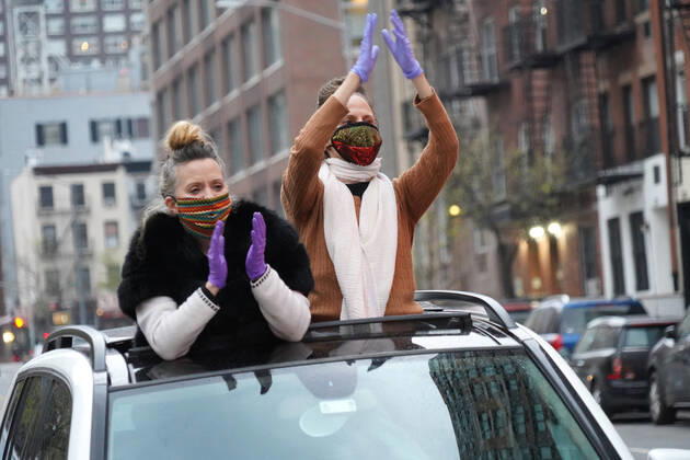 April 17, 2020, New York, New York, USA: NYC during Covid,.Hospital workers and EMS personnel are cheered by the NY Fire Department members and the public,.NYU Langone Hospital. NYC.April 17, 2020.Photos by Sonia Moskowitz. New York USA - ZUMAm334 20200417_zep_m334_015 Copyright: xSoniaxMoskowitzxGordonx