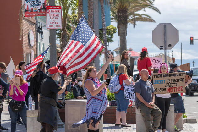 April 17, 2020, Huntington Beach, California, U.S: Over 100 people peaceful rallied on Main Street in Huntington Beach demanding their city and country to reopen due to Covid-19 on Friday April 17, 2020. Huntington Beach U.S. - ZUMAw134 20200417_zap_w134_002 Copyright: xKevinxWarnx