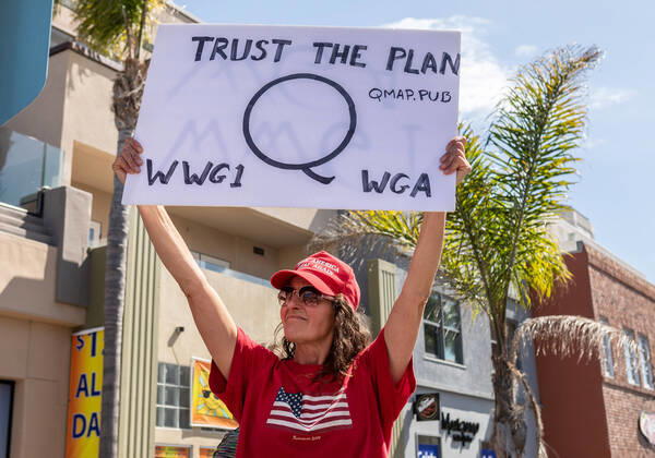 April 17, 2020, Huntington Beach, California, U.S: Over 100 people peaceful rallied on Main Street in Huntington Beach demanding their city and country to reopen due to Covid-19 on Friday April 17, 2020. Huntington Beach U.S. - ZUMAw134 20200417_zap_w134_011 Copyright: xKevinxWarnx