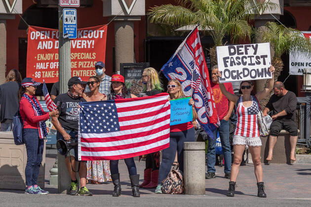 April 17, 2020, Huntington Beach, California, U.S: Over 100 people peaceful rallied on Main Street in Huntington Beach demanding their city and country to reopen due to Covid-19 on Friday April 17, 2020. Huntington Beach U.S. - ZUMAw134 20200417_zap_w134_012 Copyright: xKevinxWarnx