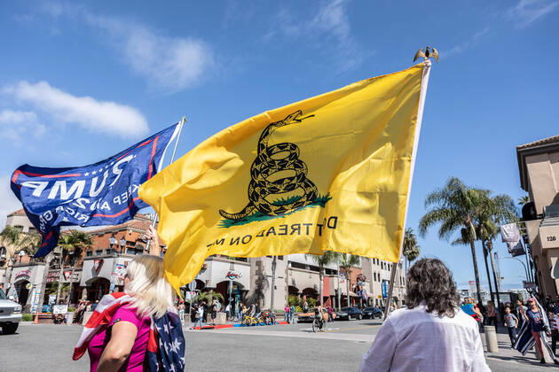 April 17, 2020, Huntington Beach, California, U.S: Over 100 people peaceful rallied on Main Street in Huntington Beach demanding their city and country to reopen due to Covid-19 on Friday April 17, 2020. Huntington Beach U.S. - ZUMAw134 20200417_zap_w134_017 Copyright: xKevinxWarnx