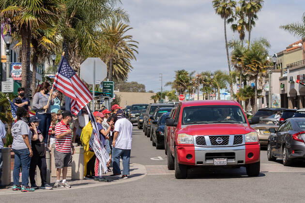 April 17, 2020, Huntington Beach, California, U.S: Over 100 people peaceful rallied on Main Street in Huntington Beach demanding their city and country to reopen due to Covid-19 on Friday April 17, 2020. Huntington Beach U.S. - ZUMAw134 20200417_zap_w134_023 Copyright: xKevinxWarnx