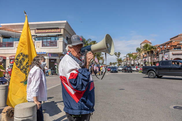 April 17, 2020, Huntington Beach, California, U.S: Over 100 people peaceful rallied on Main Street in Huntington Beach demanding their city and country to reopen due to Covid-19 on Friday April 17, 2020. Huntington Beach U.S. - ZUMAw134 20200417_zap_w134_024 Copyright: xKevinxWarnx
