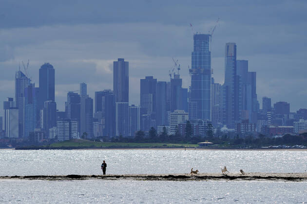 AUSTRALIA CORONAVIRUS COVID-19, A person walks his dogs at Brighton Beach in Melbourne, Saturday, April 17, 2020. Victoria s stage three social distancing laws started with a ban on all but the most basic outdoor activities to try and combat the spread of Coronavirus (COVID-19). ( NO ARCHIVING, EDITORIAL USE ONLY, NO USE IN BOOKS WITHOUT CONSENT MELBOURNE VIC AUSTRALIA  Copyright: xMICHAELxDODGEx 20200418001464068567