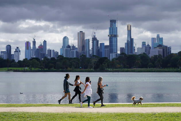 AUSTRALIA CORONAVIRUS COVID-19, People exercise at Albert Park Lake in Melbourne, Saturday, April 18, 2020. Victoria s stage three social distancing laws started with a ban on all but the most basic outdoor activities to try and combat the spread of Coronavirus (COVID-19). ( NO ARCHIVING, EDITORIAL USE ONLY, NO USE IN BOOKS WITHOUT CONSENT MELBOURNE VIC AUSTRALIA  Copyright: xMICHAELxDODGEx 20200418001464070659