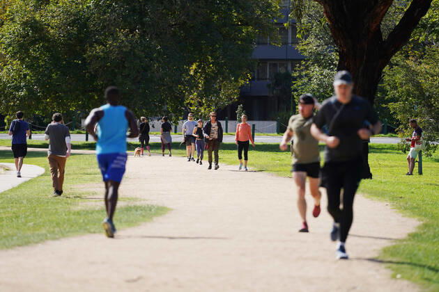 AUSTRALIA CORONAVIRUS COVID-19, People exercise at Albert Park Lake in Melbourne, Saturday, April 18, 2020. Victoria s stage three social distancing laws started with a ban on all but the most basic outdoor activities to try and combat the spread of Coronavirus (COVID-19). ( NO ARCHIVING, EDITORIAL USE ONLY, NO USE IN BOOKS WITHOUT CONSENT MELBOURNE VIC AUSTRALIA  Copyright: xMICHAELxDODGEx 20200418001464070696