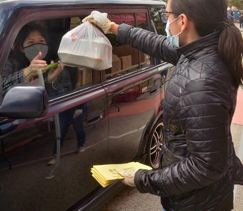 Free warm vegetarian meals are distributed to the public at the Khalsa Care Foundation amid the coronavirus pandemic in in Los Angeles on Friday, April 17, 2020.  LAP2020041730 JIMxRUYMEN