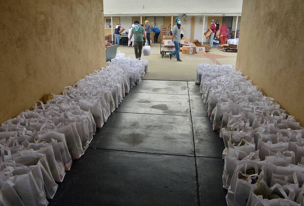 Free warm vegetarian meals are distributed to the public at the Khalsa Care Foundation amid the coronavirus pandemic in in Los Angeles on Friday, April 17, 2020.  LAP2020041724 JIMxRUYMEN