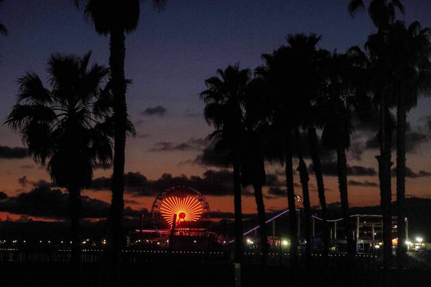 News Bilder des Tages April 17, 2020, Los Angeles, California, U.S: The Pacific Wheel on the Santa Monica Pier is illuminated in a heart shape to contribute the healthcare workers Friday April 18, 2020 in Santa Monica, California. Los Angeles U.S. - ZUMAc68_ 20200417_zaf_c68_005 Copyright: xRingoxChiux