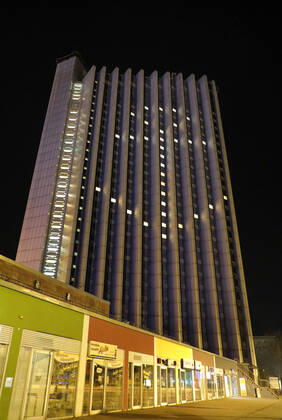 Hoffnung 18.04.2020, Chemnitz in der Corona Krise, Brückenstrasse, Hochhaus Hotel Dorint im Stadtzentrum, täglich gegen 22 Uhr wird in den unbelegten Zimmern des Hotels Licht eingeschaltet, so leuchtet hoch über Chemnitz ein Lichtzeichen mit wechselnden Motiven. Neben Sonne, Smilies leuchtet heute das Zeichen der Hoffnung- ein Anker- an der Fassade. Chemnitz Sachsen BRD