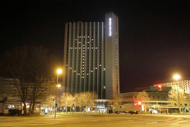 Hoffnung 18.04.2020, Chemnitz in der Corona Krise, Brückenstrasse, Hochhaus Hotel Dorint im Stadtzentrum, täglich gegen 22 Uhr wird in den unbelegten Zimmern des Hotels Licht eingeschaltet, so leuchtet hoch über Chemnitz ein Lichtzeichen mit wechselnden Motiven. Neben Sonne, Smilies leuchtet heute das Zeichen der Hoffnung- ein Anker- an der Fassade. Chemnitz Sachsen BRD