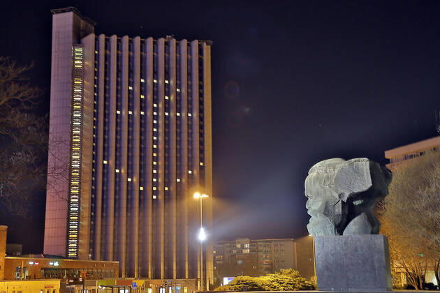 Hoffnung 18.04.2020, Chemnitz in der Corona Krise, Brückenstrasse, Hochhaus Hotel Dorint im Stadtzentrum, täglich gegen 22 Uhr wird in den unbelegten Zimmern des Hotels Licht eingeschaltet, so leuchtet hoch über Chemnitz ein Lichtzeichen mit wechselnden Motiven. Neben Sonne, Smilies leuchtet heute das Zeichen der Hoffnung- ein Anker- an der Fassade. Chemnitz Sachsen BRD