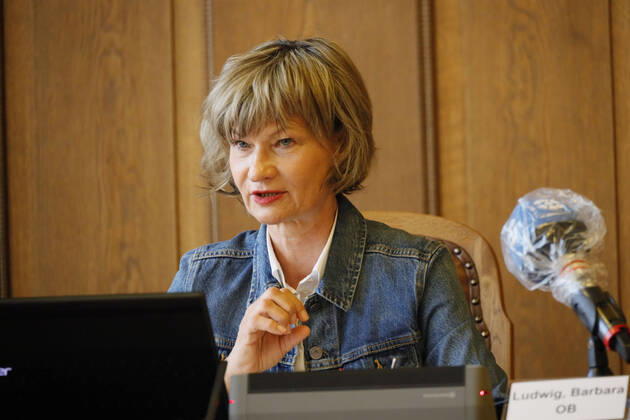 PK_Stadtverordneten_vorbereitung 17.04.2020, Chemnitz,Rathaus, Markt, Stadtverordneten Saal, zur heutigen Pressekonfernz wurden aus Coronapandemie-Gründen die Journalisten in den Stadtverordnetensaal geladen. Hier konnten die Abstandsregeln eingehalten werden. Die Oberbürgermeisterin und die Bürgermeister schlagen dem Stadtrat ein erstes Paket an Maßnahmen vor, um die Folgen der Corona-Pandemie, insbesondere dort, wo Verwaltung und Stadtrat unmittelbar Verantwortung tragen. Bei vielen Unterstützungsprojekten der Stadt sollen Programme des Bundes und des Freistaates unterstützt, flankiert oder ergänzt werden Ziel dieser Vorlage ist es, erste Folgen der weltweiten Corona-Pandemie für unsere Stadt aufzuzeigen. Dabei stehen die Lebensbereiche im Fokus, für die Stadtrat und Stadtverwaltung unmittelbare Verantwortung tragen , so Oberbürg