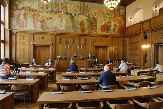 PK_Stadtverordneten_vorbereitung 17.04.2020, Chemnitz,Rathaus, Markt, Stadtverordneten Saal, zur heutigen Pressekonfernz wurden aus Coronapandemie-Gründen die Journalisten in den Stadtverordnetensaal geladen. Hier konnten die Abstandsregeln eingehalten werden. Die Oberbürgermeisterin und die Bürgermeister schlagen dem Stadtrat ein erstes Paket an Maßnahmen vor, um die Folgen der Corona-Pandemie, insbesondere dort, wo Verwaltung und Stadtrat unmittelbar Verantwortung tragen. Bei vielen Unterstützungsprojekten der Stadt sollen Programme des Bundes und des Freistaates unterstützt, flankiert oder ergänzt werden Ziel dieser Vorlage ist es, erste Folgen der weltweiten Corona-Pandemie für unsere Stadt aufzuzeigen. Dabei stehen die Lebensbereiche im Fokus, für die Stadtrat und Stadtverwaltung unmittelbare Verantwortung tragen,